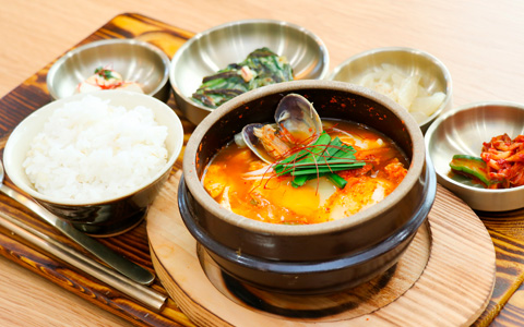 日替わり定食　1200円　小鉢、ごはん、スープがすべて日替わり！